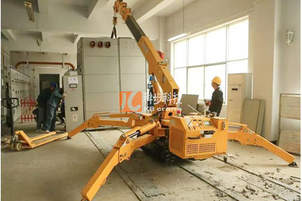 110千伏變壓器拆除現(xiàn)場(chǎng)，科步小型起重機(jī)大顯身手