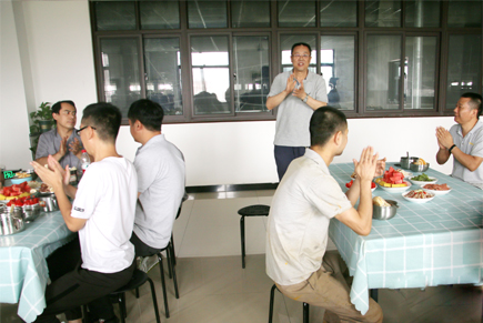 科步首批訂單順利完成，公司舉行慶功宴