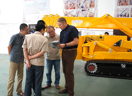 英國CRANE SERVICES LTD ,John Taylor 和技術(shù)人員討論生產(chǎn)